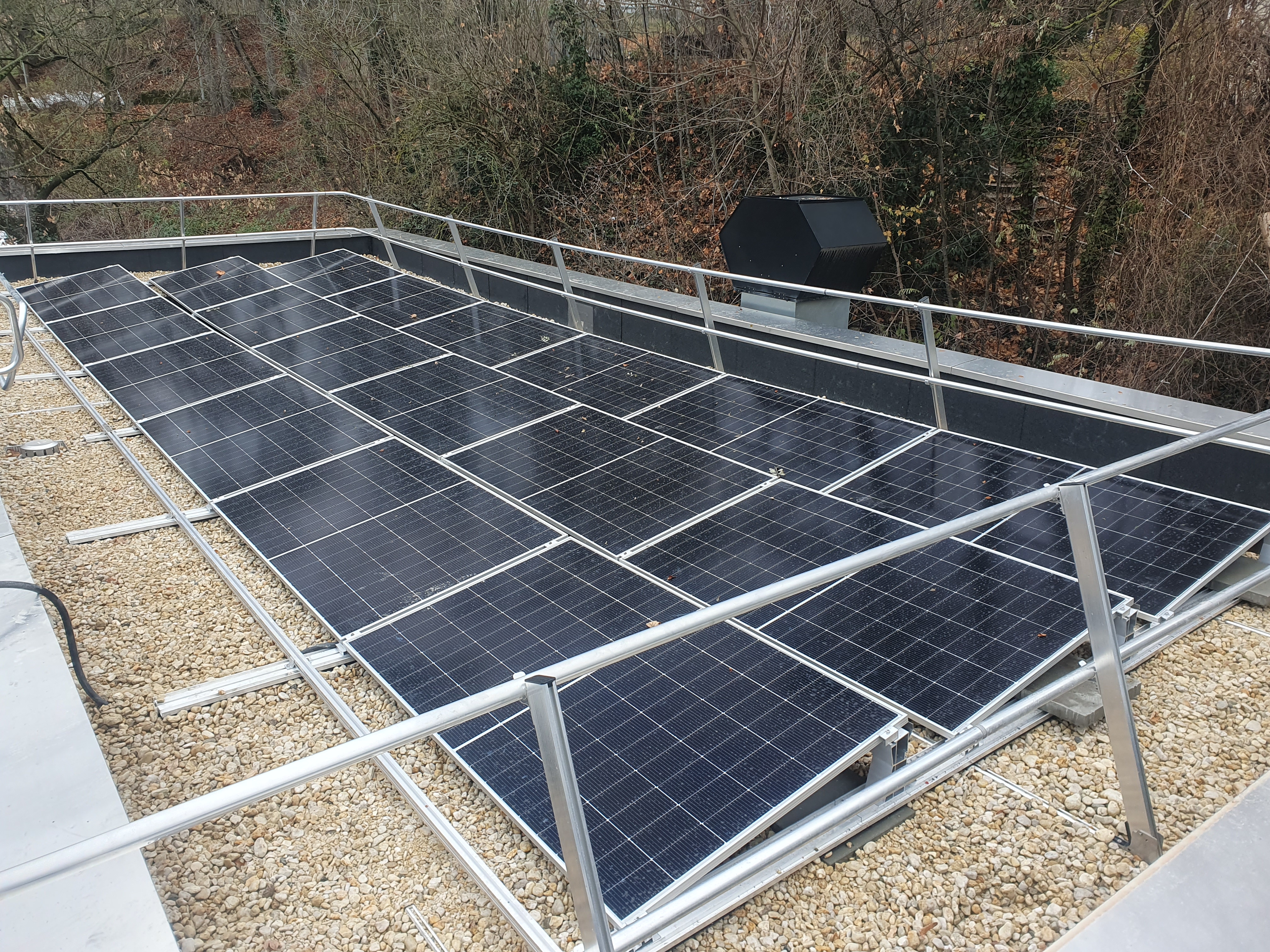 Flachdach-Photovoltaikanlage auf Gebäude