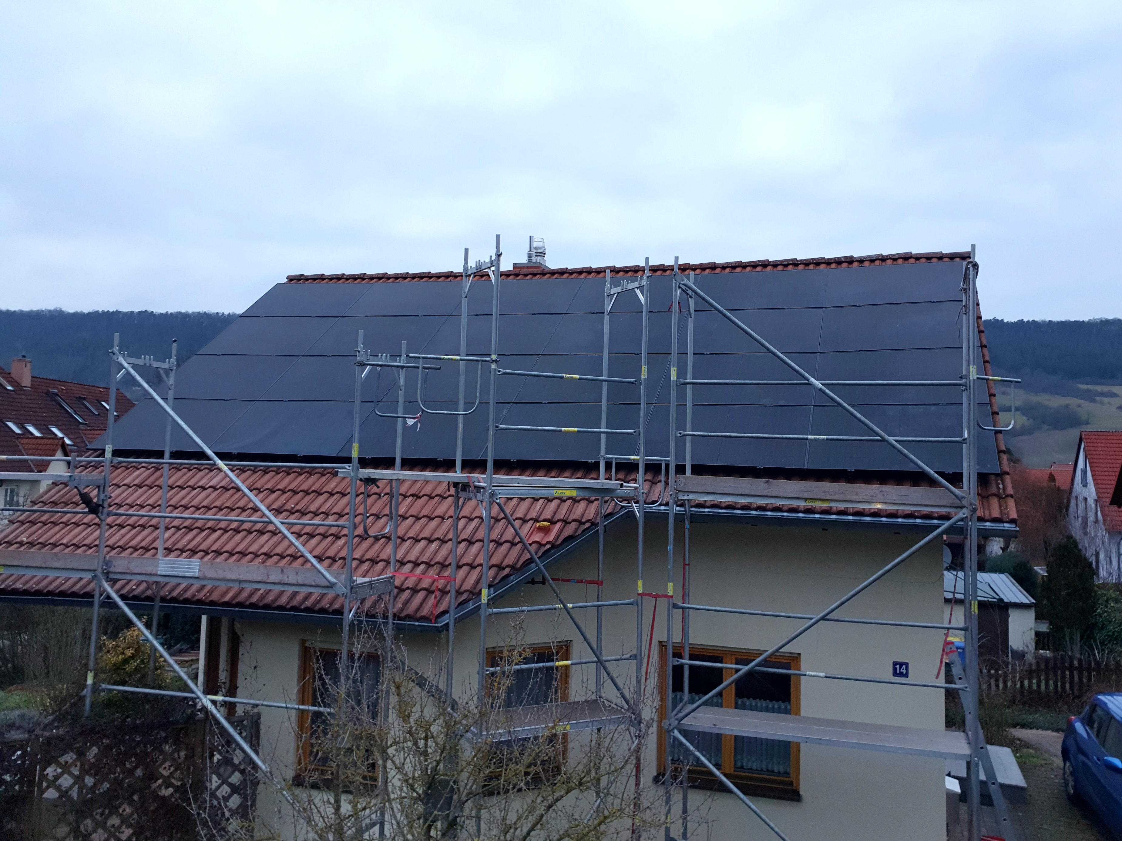 Gerüst vor Einfamilienhaus für Dacharbeiten und PV-Montage